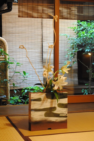 粉引き緑釉流し花器